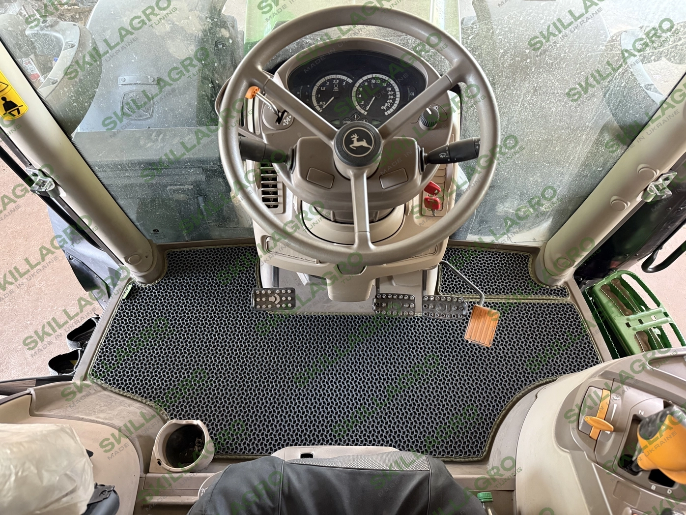 Килимок для 6215R John Deere