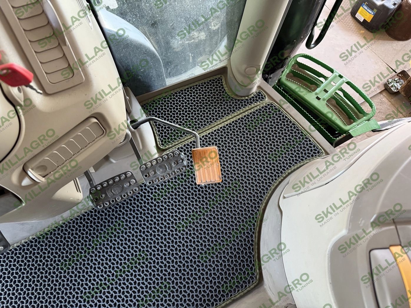 Килимок для 6215R John Deere